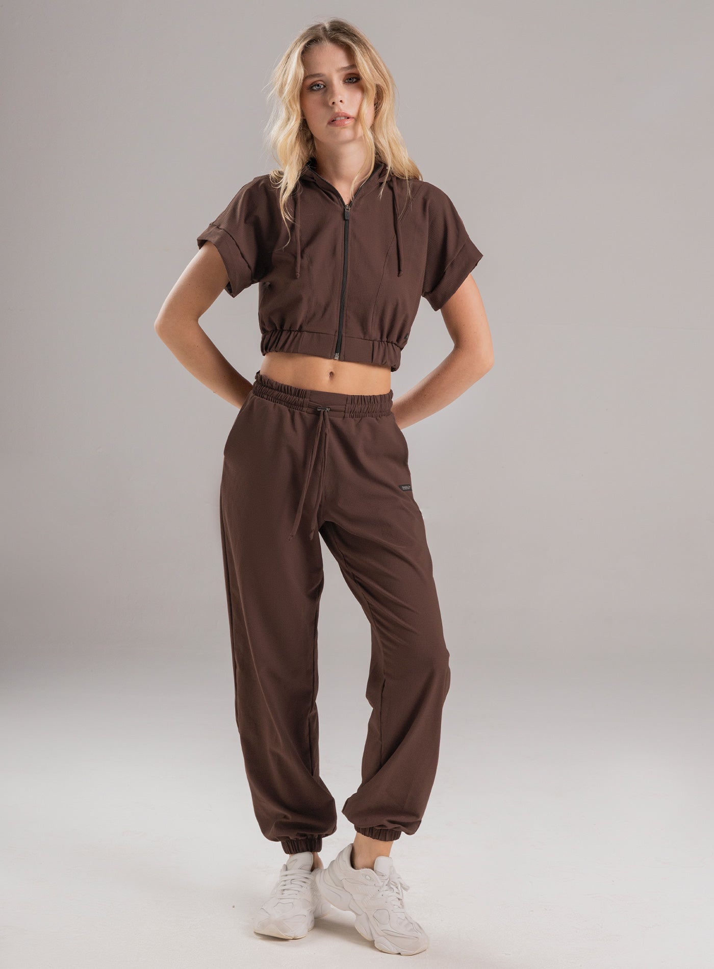PANTALÓN DEPORTIVO EN TELA SEMI IMPERMEABLE - PRECIO ESPECIAL