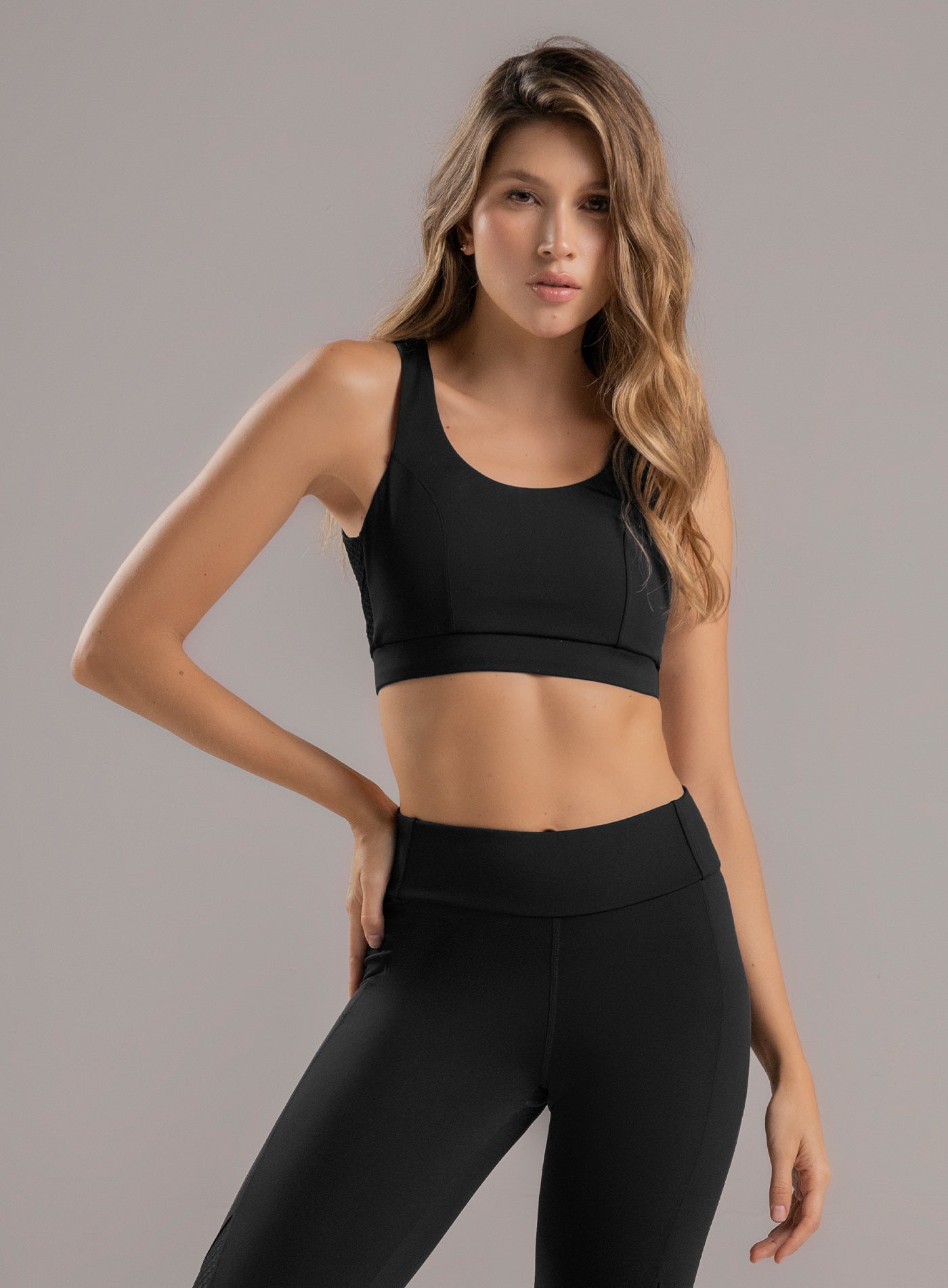 TOP DEPORTIVO TELA KIARA CON CORTE DECORATIVO - PRECIO ESPECIAL